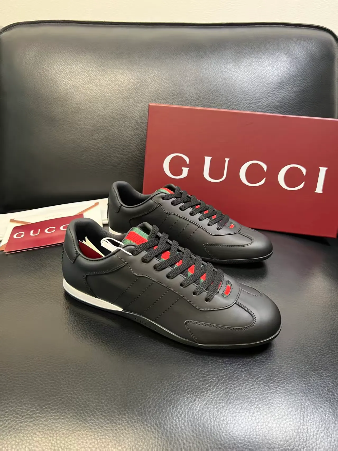 P420 new men's shoes GUCCI [Lightning] latest shoes are shipped. Original quality, fashionable, special material, sheepskin lining, brand new packaging. The foot feels super comfortable and the workmanship is impeccable. Size: 38-45